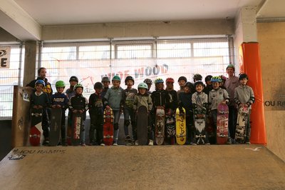 In vier Tagen bringt Workshopleiter Chris Rieger (hinten links) den Teilnehmerinnen und Teilnehmern alles rund ums Skaten und die Skatehalle Pfaffenhofen bei. 