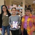 Maresa Krönauer mit Elisabeth Brendel, Mitarbeiterin in der Stadtbücherei, und Doris Brock von der Buchhandlung WortReich 