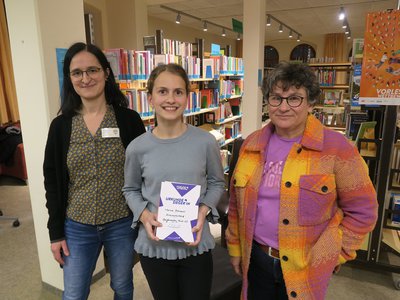 Maresa Krönauer mit Elisabeth Brendel, Mitarbeiterin in der Stadtbücherei, und Doris Brock von der Buchhandlung WortReich 