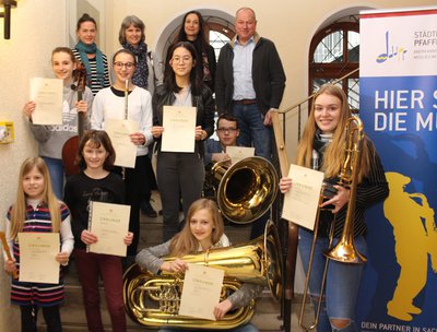 Die erfolgreichen Musikschüler (vorne von links) Maria Eisenmann, Veronika Friess, Sarah Baumgartner, Sandra Nothnagel; (2. Reihe von links) Anna Daubner, Sophie Stadler, My-Lan Nguyen und Mathias Brix. Ganz hinten die Lehrkräfte (von links) Regina Chalupper, Barbara Sandt, Marie-Therese Daubner und Auwi Geyer.