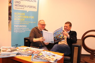 Stadtrat Markus Käser und Bürgermeister Thomas Herker mit der ersten Ausgabe des PAF-undDU-Bürgermagazins