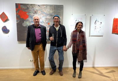 Helene Charitou, Bernhard Singer und Kulturreferent Reinhard Haiplik bei der Vernissage in der Städtischen Galerie.