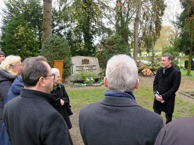 Bürgermeister Thomas Herker erinnerte an das Leben und Wirken der Pfaffenhofener Ehrenbürgers Dr. Hans Eisenmann. 