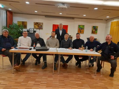 Von links: Shemsi Haziri, Rafet Mehmeti, Zymer Zeneli, der neue Vorsitzende Argent Ferizi, Wahlleiter Rexhep Nikqi (stehend), 2. Vorsitzender Gazmend Dashi, Fatlum Shala, Rafet Muli und Shaban Muli. 