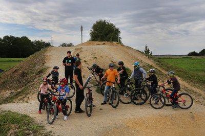 Teilnehmerinnen und Teilnehmer eines Workshops mit ihren Mountainbikes.
