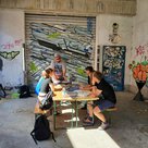 Die Teilnehmenden lernen alles was sie für die Umsetzung eines großformatigen Graffitis benötigen. 