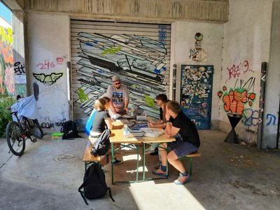 Die Teilnehmenden lernen alles was sie für die Umsetzung eines großformatigen Graffitis benötigen. 