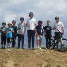Teilnehmerinnen und Teilnehmer eines Workshops mit ihren Mountainbikes.
