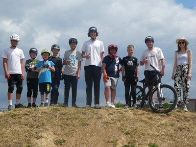 Teilnehmerinnen und Teilnehmer eines Workshops mit ihren Mountainbikes.