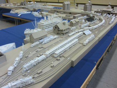 Die Ausstellung zeigt eine Vielzahl an kleinen Modellen, die sich zu kompletten Hafen- und Eisenbahnanlagen fügen. 