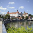 Zuerst erfahren die Gäste bei einer Stadtrundfahrt etwas über die Geschichte von Neuburg an der Donau. 