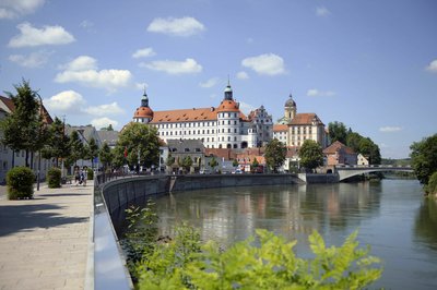 Zuerst erfahren die Gäste bei einer Stadtrundfahrt etwas über die Geschichte von Neuburg an der Donau. 