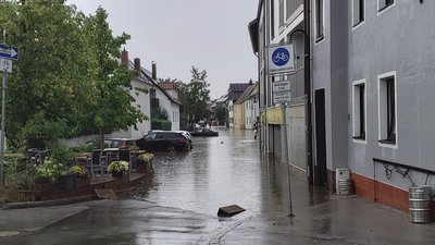 Der Starkregen sorgte für Überschwemmungen und vollgelaufene Gebäude im Stadtgebiet. 