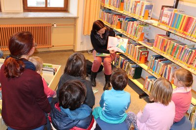 Am internationalen Tag der Muttersprache 2017 lauschten etliche Kinder in der Stadtbücherei den Geschichten in verschiedenen Sprachen.