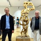 Kulturreferent Reinhard Haiplik mit dem Künstler Jakob Wanninger bei der Vernissage in der Städtischen Galerie.