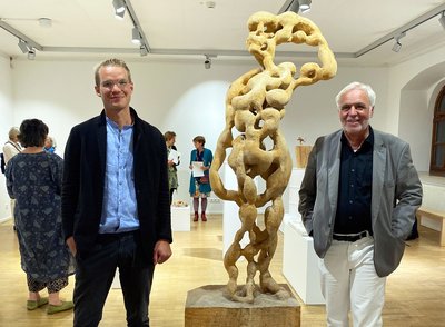 Kulturreferent Reinhard Haiplik mit dem Künstler Jakob Wanninger bei der Vernissage in der Städtischen Galerie.
