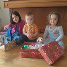 Asya, Yaron und Nala haben bereits zwei Päckchen für die Aktion "Geschenk mit Herz" vorbereitet.