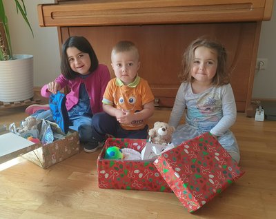 Asya, Yaron und Nala haben bereits zwei Päckchen für die Aktion "Geschenk mit Herz" vorbereitet.