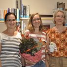 Elisabeth Brendel (links) und Daniela Kneidl (rechts) Leiterinnen der Stadtbücherei, gratulieren Hanka Theisinger-Hartnack (mitte)