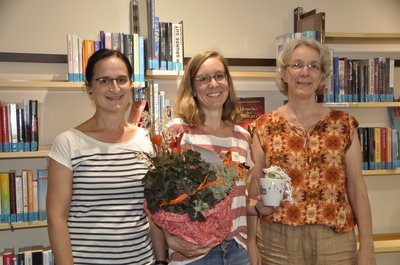 Elisabeth Brendel (links) und Daniela Kneidl (rechts) Leiterinnen der Stadtbücherei, gratulieren Hanka Theisinger-Hartnack (mitte)