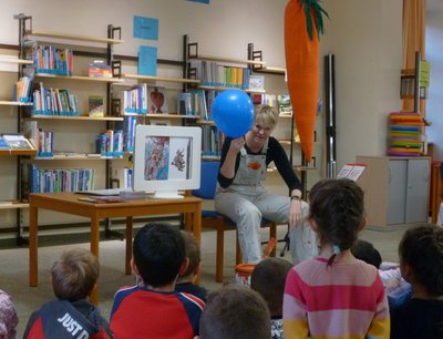 Die Autorin „füllt“ den Ballon mit den Lieblingswörtern der Kinder. 