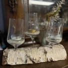 Der etwas andere Kerzenhalter: eine selbstgemachte Tischdeko aus Holz und Gläsern bei einer Firmung