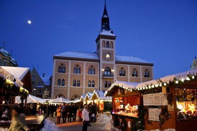 Noch bis zum 23. Dezember kann man sich auf dem Christkindlmarkt vor dem Rathaus auf Weihnachten einstimmen.