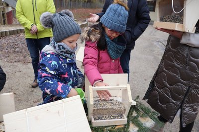 Die Kinder befüllten die gebauten Vogelfutterhäuschen selbst. 