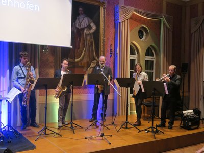 Die Lehrer Big Band musizierte beim Jubiläumskonzert zusammen mit Schülerinnen und Schülern im Festsaal des Rathauses.