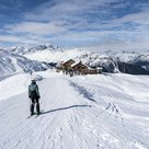 Die Mittagspause im Blick: Die Alpenvereinshütte „Ascher Hütte“ bietet nicht nur gutes Essen, sondern im Winter sogar die Möglichkeit, zu übernachten.
Sie liegt im österreichischen Paznauntal auf 2.256 Meter Höhe.