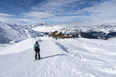 Die Mittagspause im Blick: Die Alpenvereinshütte „Ascher Hütte“ bietet nicht nur gutes Essen, sondern im Winter sogar die Möglichkeit, zu übernachten.
Sie liegt im österreichischen Paznauntal auf 2.256 Meter Höhe.