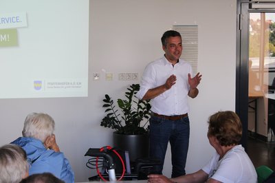 Bürgermeister Thomas Herker erklärt die neuesten Entwicklungen in der Stadt Pfaffenhofen. 