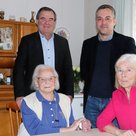 Landrat Albert Gürtner und Bürgermeister Thomas Herker  besuchten Maria Bäuml (v. l.) mit ihrer Tochter Elisabeth Bergmann (v.r.) an ihrem Geburtstag.