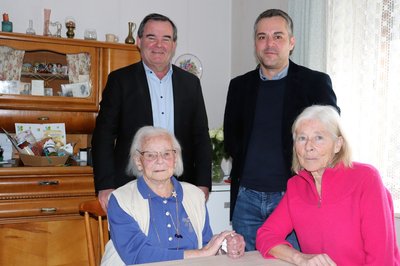 Landrat Albert Gürtner und Bürgermeister Thomas Herker  besuchten Maria Bäuml (v. l.) mit ihrer Tochter Elisabeth Bergmann (v.r.) an ihrem Geburtstag.