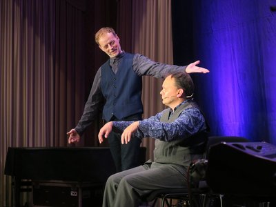 Robert Blöchl und Roland Penzinger auf der Bühne im Festsaal.