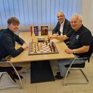 Schachfreunde unter sich: Simon Krumböck, Michael Fleischmann und 1.MTV-Vorsitzender Helmut Reiter (v.l.n.r.)
