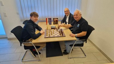 Schachfreunde unter sich: Simon Krumböck, Michael Fleischmann und 1.MTV-Vorsitzender Helmut Reiter (v.l.n.r.)
