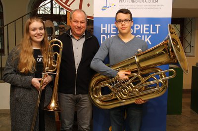 Der Pfaffenhofener Musikschuleiter Auwi Geyer freut sich mit seinen Schülern Sandra Nothnagel und Mathias Brix über den Erfolg bei „Jugend musiziert“.