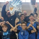 Die vier Teams der Tischtennis-Abteilung des MTV Pfaffenhofen bejubeln gemeinsam den Pokalsieg der Jugend.