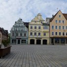 Hauptplatz Nr. 7: Neurenaissance-Fassade von 1892,  Nr. 9: Neubarock-Fassade aus der 2. Hälfte des 19. Jh.