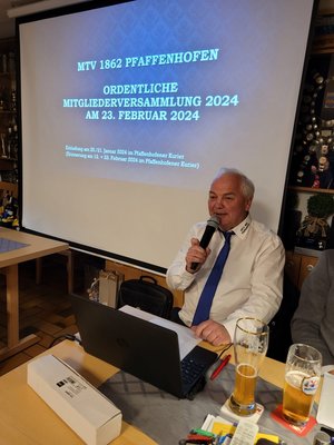 1. MTV-Vorsitzender Helmut Reiter bei der Präsentation
seines Jahresberichts.                          
