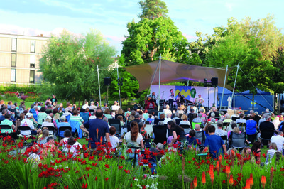 Beim Bürgerparkkonzert sorgte Gankino Cirkus mit fetziger Volksmusik und einzigartigem Humor bei sommerlichen Temperaturen für einen unterhaltsamen Abend.