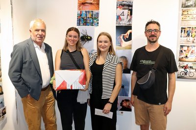 Siegerinnen der Kategorie über 18 Jahre: Mia Engel und Lena Eisenmann mit Reinhard Haiplik (links) und Matthias Stadler (rechts).