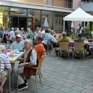 Geselliges Beisammensein aller Gäste im Innenhof des Seniorenbüros.