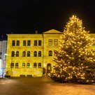 Jedes Jahr schmückt ein großer Christbaum den Oberen Hauptplatz.