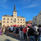 Zahlreiche Gäste reihten sich in Schlangen ein, um das diesjährige Festbier zu probieren.