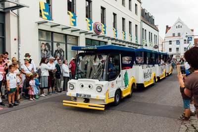 Der Innenstadt-Express ist auch zur Volksfest-Zeit wieder unterwegs.