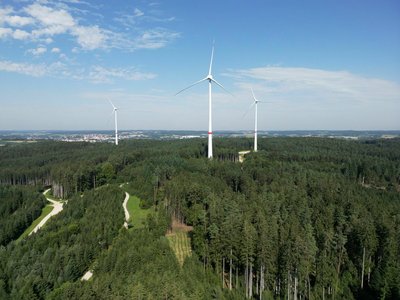 Die Windräder im Bürgerwindpark Pfaffenhofen stehen. Ihr Ertrag reicht, um 6.300 Haushalte mit sauberer Energie zu versorgen. 