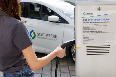 Bei den Stadtwerken Pfaffenhofen laden E-Autobesitzer mit 100 Prozent Ökostrom aus Bayern und Pfaffenhofen. 