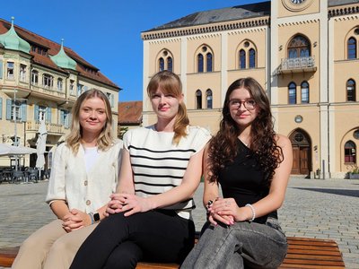 Die neuen Auszubildenden der Stadtverwaltung Pfaffenhofen.
(v. l. n. r.: Lisa Osthoff, Laura Gruber, Carolina Lotz)
